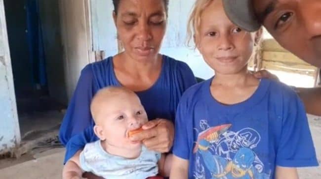 
 Viral Pasutri Asli Maluku Miliki 3 Anak Bule, Ternyata Begini Kisah Sebenarnya