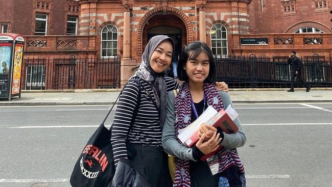 
 7 Potret Alya Rohali Dampingi Sang Putri Kuliah Hari Pertama di UCL London