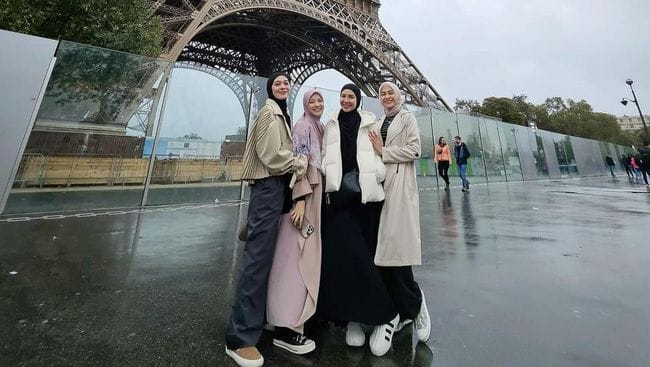 
 7 Potret Keseruan Natasha Rizky Bersama Tiga Bestie Liburan ke Paris