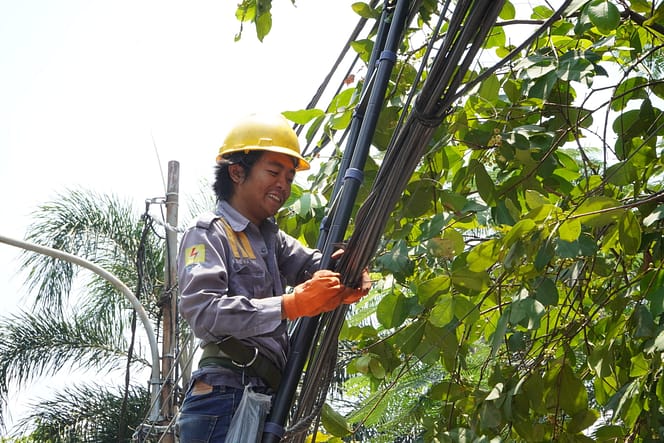 
 PLN ICON Plus Regional Jakarta dan Banten Rutin Lakukan Perapihan Kabel Optik