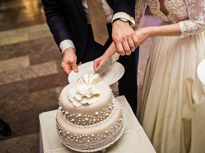 
 Kata-Kata Bijak Dalam Pemotongan Kue Pengantin: Menambah Makna dalam Moments Pernikahan